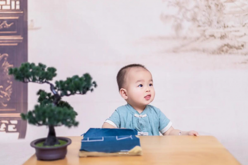 娄底怀孕肚子中间凹两边凸